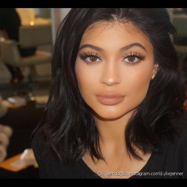 A irmã caçula de Kim Kardashian, Kylie Jenner, também já aderiu à tendência, aparecendo sempre com o rosto bem matte e iluminado no centro